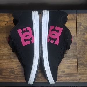 Women's Shoe DC Shoe Pink Logo Black Suede Size 8 USA Excellent Condition